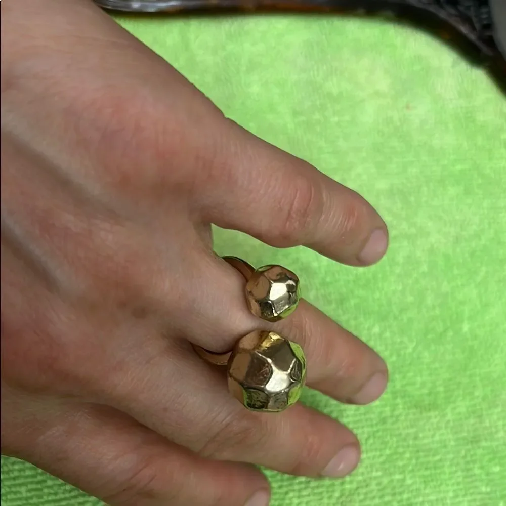 Elegant Gold-Toned Geometric Ring